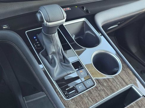 Certified 2025 Toyota Sienna Platinum image 31