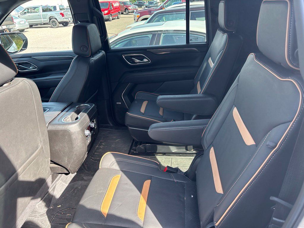 Used 2024 GMC Yukon XL AT4 w/ AT4 Premium Package AWD/4WD image 5