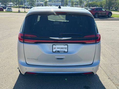 Used 2024 Chrysler Pacifica Touring-L FWD image 36
