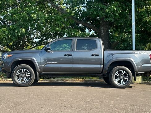 Used 2019 Toyota Tacoma TRD Sport AWD/4WD image 5