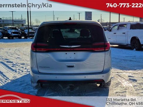 Used 2023 Chrysler Pacifica Touring-L image 34