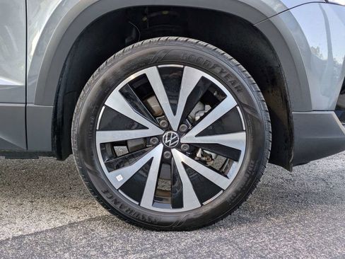 Certified 2022 Volkswagen Taos SE image 12