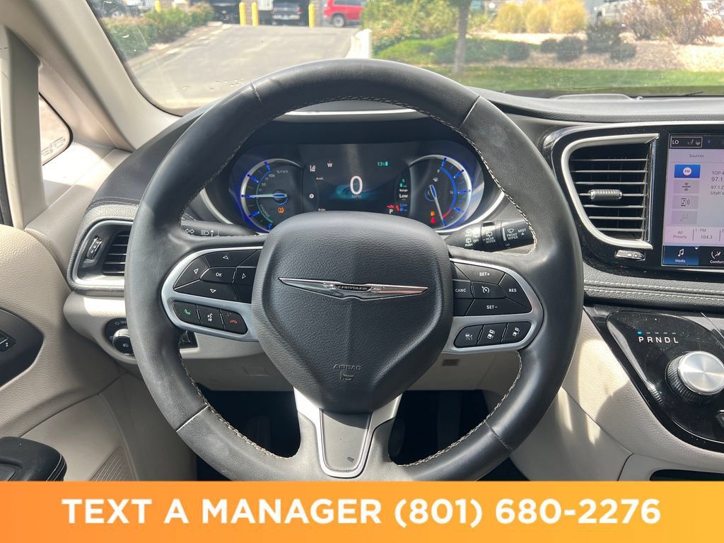 Used 2023 Chrysler Pacifica Touring-L FWD image 16