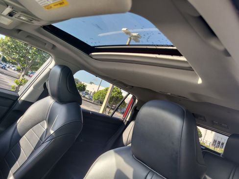 Used 2020 Toyota Highlander XLE AWD/4WD image 24