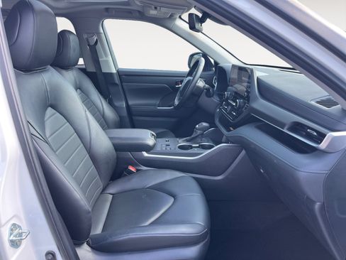 Used 2024 Toyota Highlander XLE FWD image 18