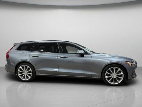 Used 2020 Volvo V60 T5 Momentum FWD image 4