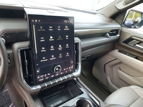 Used 2025 GMC Yukon XL Elevation image 25