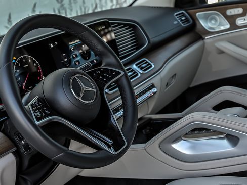 Used 2024 Mercedes-Benz GLS 450 4MATIC image 25