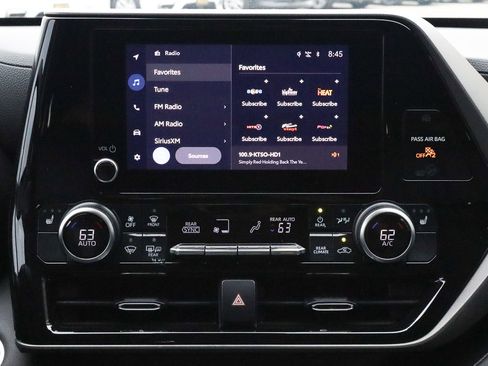 Used 2024 Toyota Highlander XLE image 26