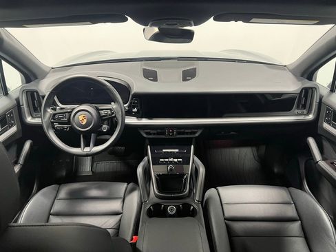 Used 2024 Porsche Cayenne Base w/ Premium Package image 30