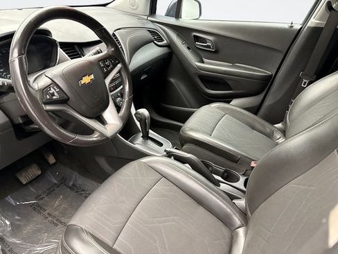 Used 2022 Chevrolet Trax LT w/ LT Convenience Package image 10