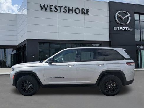 Used 2025 Jeep Grand Cherokee Altitude AWD/4WD image 5