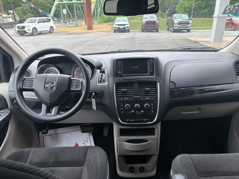 Used 2019 Dodge Grand Caravan SE FWD image 17