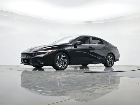 Used 2025 Hyundai Elantra Limited FWD image 33