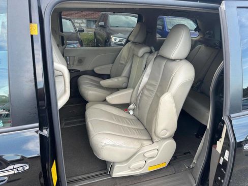 Used 2011 Toyota Sienna XLE image 22
