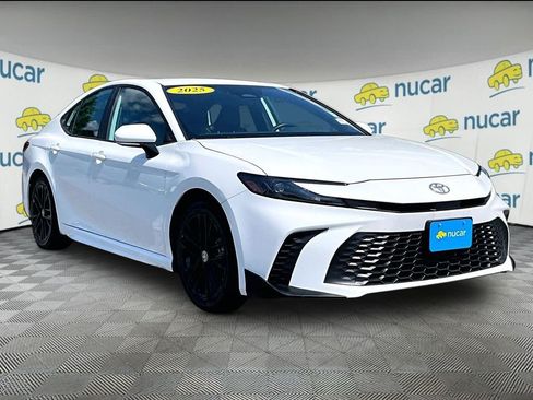 Used 2025 Toyota Camry SE FWD image 1