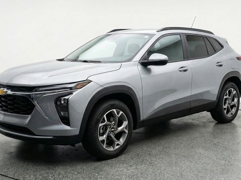 Used 2025 Chevrolet Trax LT FWD image 3