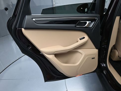Certified 2025 Porsche Macan AWD/4WD image 22