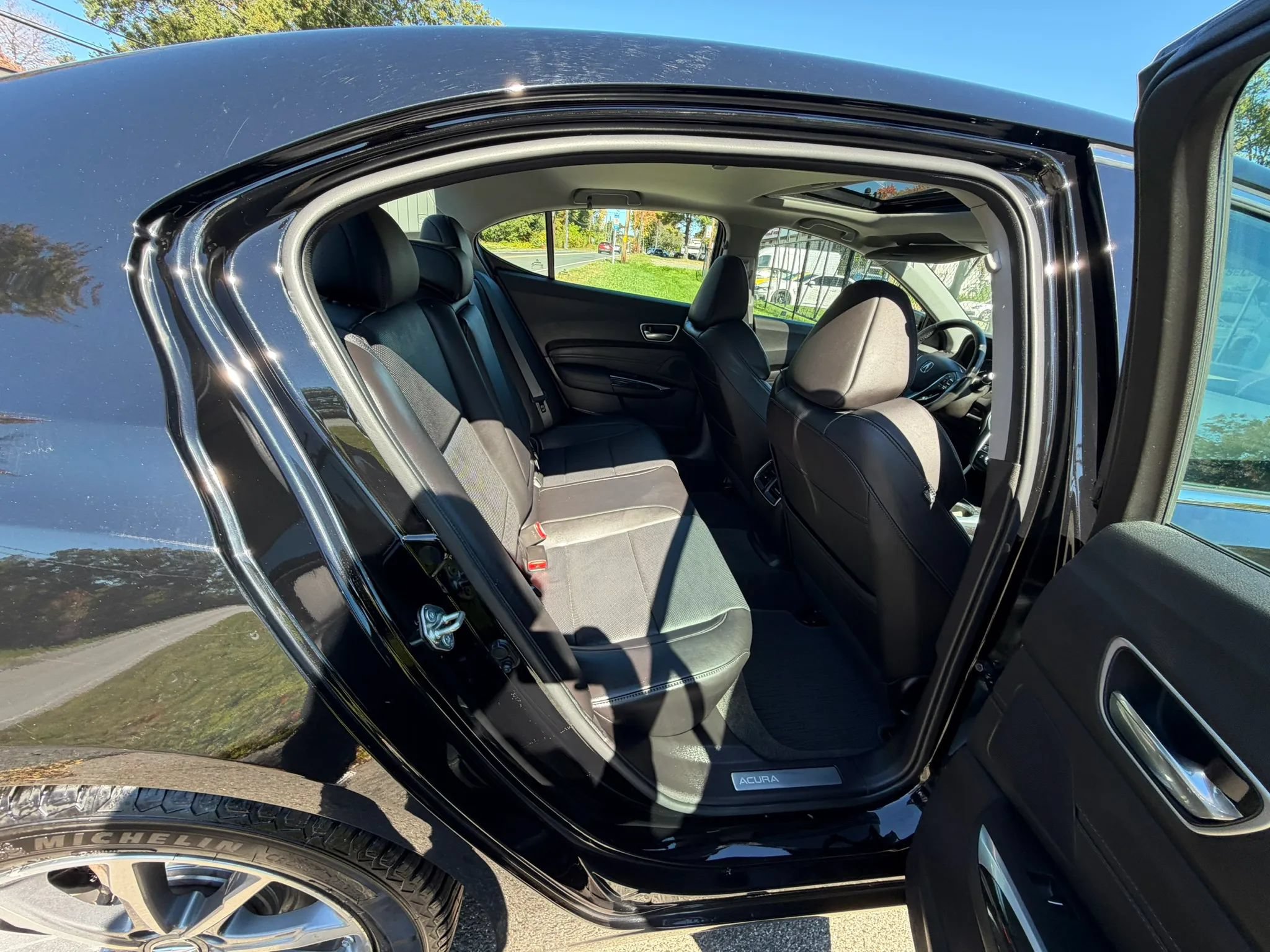 Used 2018 Acura TLX w/ Technology Package FWD image 16