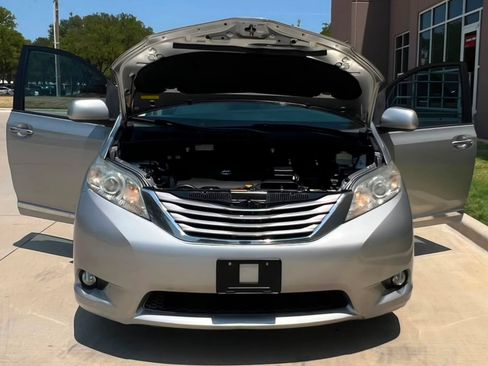 Used 2015 Toyota Sienna XLE w/ XLE Navigation Package FWD image 14