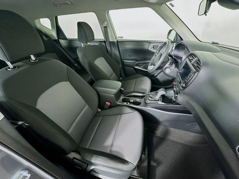 Used 2025 Kia Soul LX w/ LX Technology Package FWD image 29