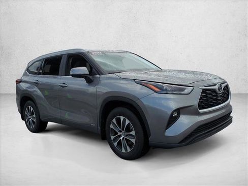 Certified 2026 Toyota Highlander XLE AWD/4WD image 3