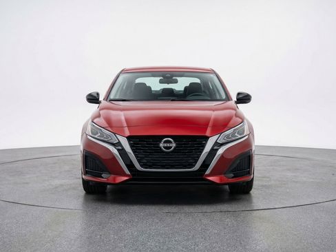 Used 2025 Nissan Altima 2.5 SV FWD image 2