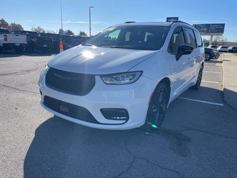 Used 2025 Chrysler Pacifica Limited FWD image 2