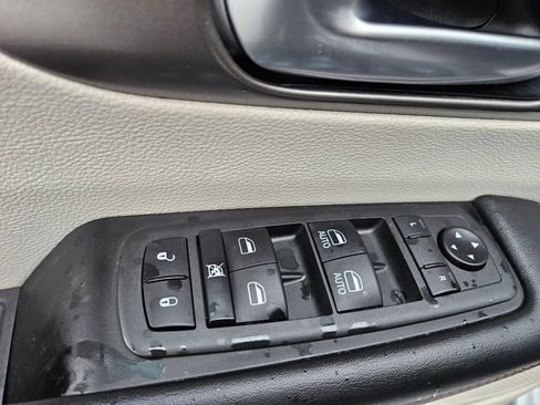 Used 2020 Chrysler Pacifica Touring image 25