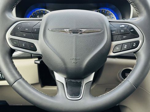 Used 2023 Chrysler Pacifica Touring-L image 18