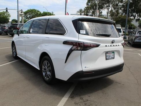 Certified 2026 Toyota Sienna LE FWD image 14