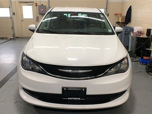 Used 2023 Chrysler Voyager LX image 2