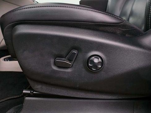 Used 2023 Chrysler Pacifica Touring-L FWD image 17