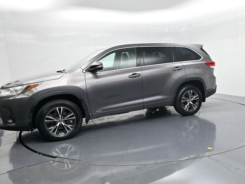 Used 2018 Toyota Highlander LE image 4