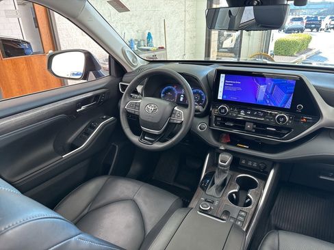 Used 2024 Toyota Highlander Platinum image 51