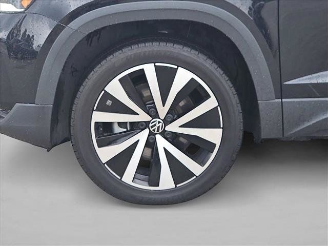 Used 2023 Volkswagen Taos SE w/ Panoramic Sunroof Package FWD image 14