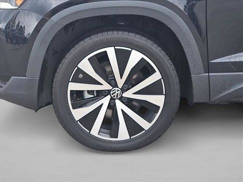 Used 2023 Volkswagen Taos SE w/ Panoramic Sunroof Package FWD image 14