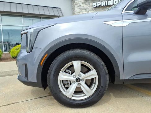 Used 2025 Kia Sorento LX FWD image 4