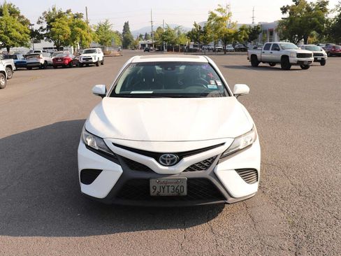 Used 2018 Toyota Camry SE w/ Audio Package FWD image 2