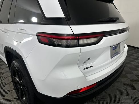 Certified 2023 Jeep Grand Cherokee Limited w/ Black Appearance Package AWD/4WD image 33