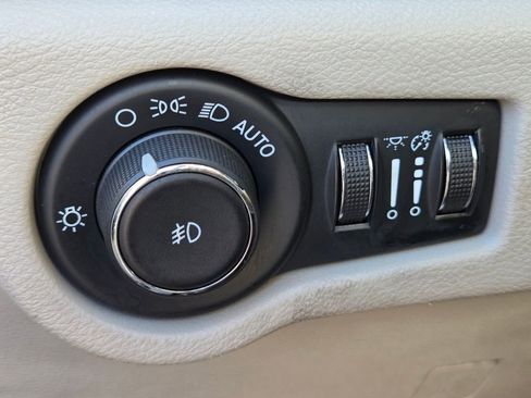 Used 2024 Chrysler Pacifica Limited FWD image 38