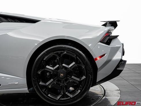 Used 2023 Lamborghini Huracan Tecnica image 15