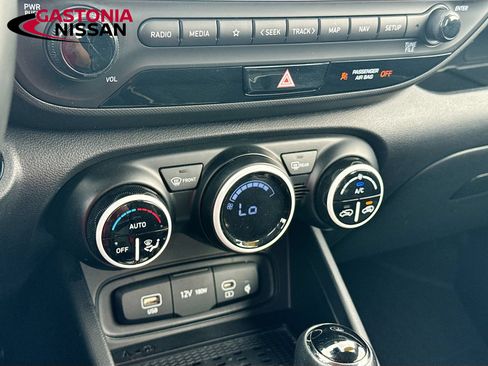 Used 2023 Hyundai Venue Limited FWD image 21