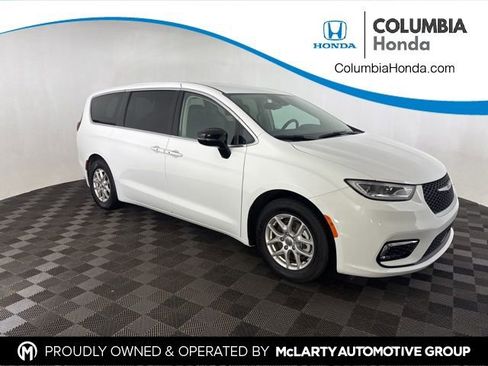Used 2024 Chrysler Pacifica Touring-L image 1
