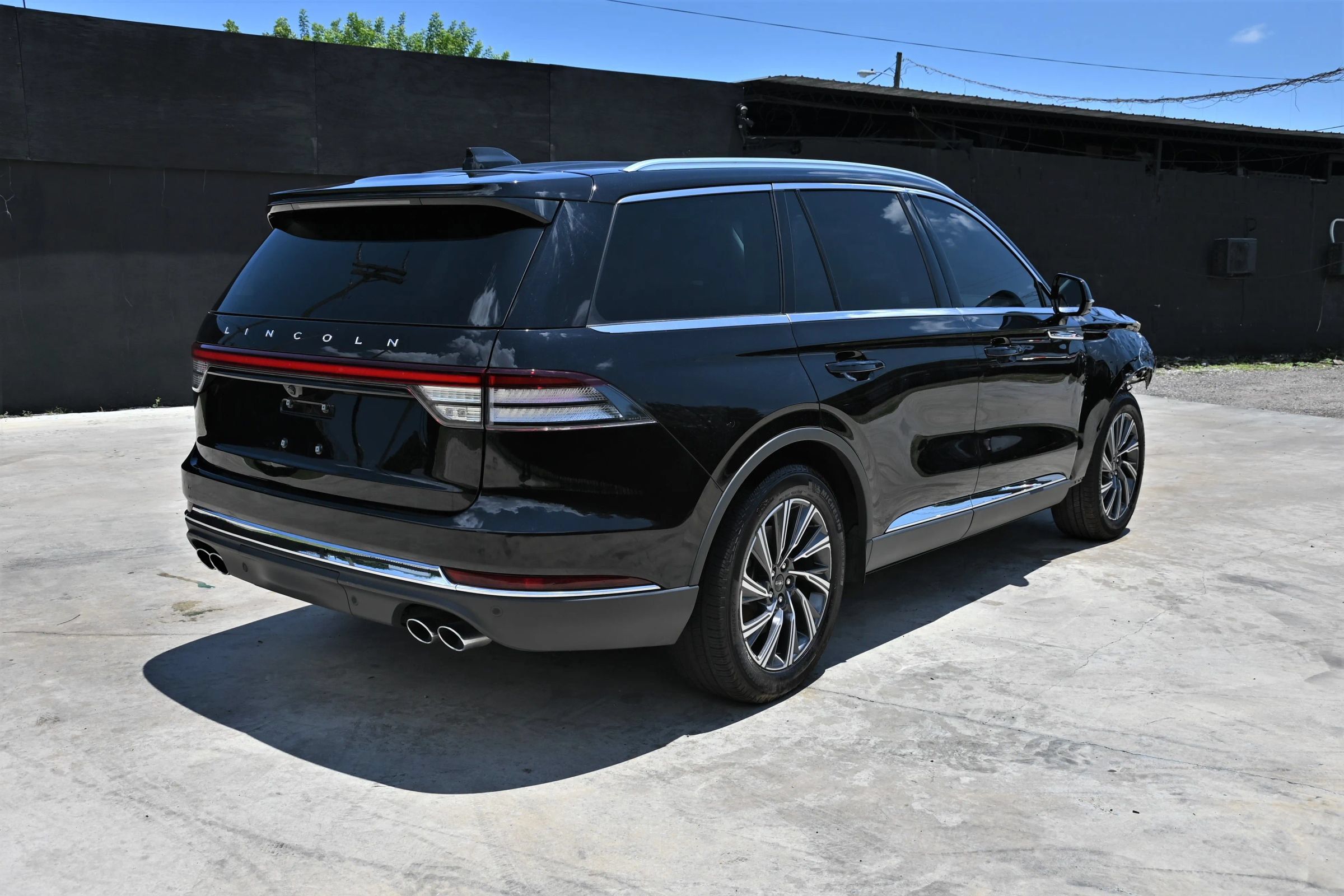 Used 2025 Lincoln Aviator 2WD image 3