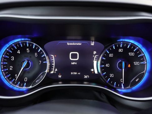 Certified 2024 Chrysler Pacifica Touring-L image 34