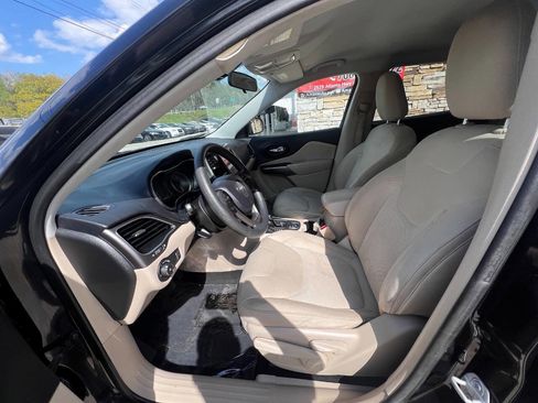 Used 2019 Jeep Cherokee Latitude w/ Popular Appearance Group image 16