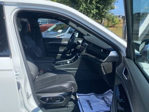 Used 2023 Jeep Grand Cherokee Overland w/ Advanced Protech Group III image 30