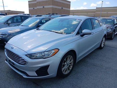 Used 2019 Ford Fusion SE FWD image 2