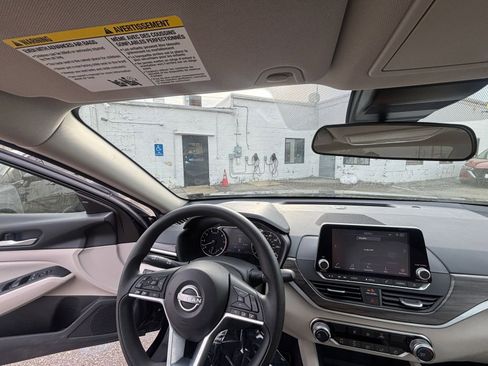 Used 2025 Nissan Altima 2.5 SV image 35